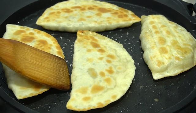 韭菜盒子最好吃做法，不用发面也柔软，鲜香肉嫩，一次至少吃5张