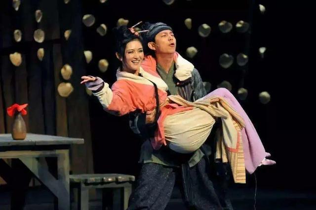 『影视交流地』《歌手·当打之年》落下帷幕，谁注意到何炅的状态？没人是铁打的