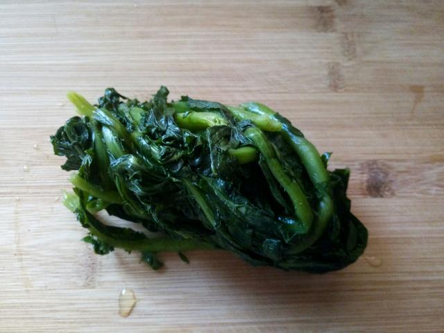 雪菜味道鲜美，鸡翅营养丰富，完美搭配，吃着超过瘾