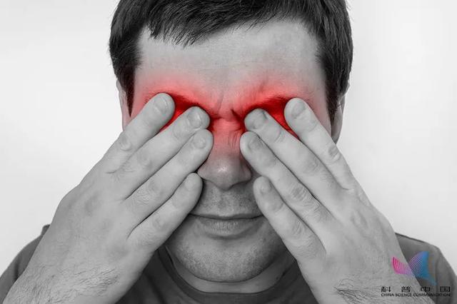 视网膜|小伙一早醒来眼睛"瞎"了！熬夜玩手机的危害，真不是闹着玩的…