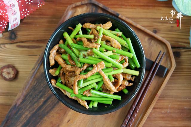 如何炒出翠绿的蒜苔？炒之前记得加一步，蒜苔不发黄，翠绿入味