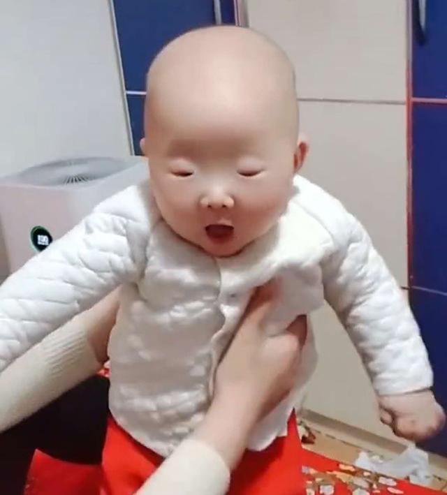 「你的育儿经」全网眼睛最小宝宝火了，眼珠只有“绿豆”般大小，李荣浩甘拜下风