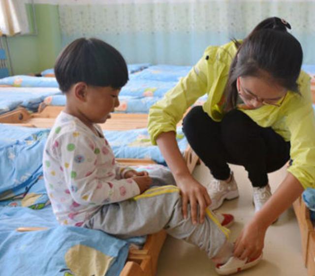 刚给娃买的鞋，就被穿到别的娃脚上，姥姥发飙让幼儿园老师辞职