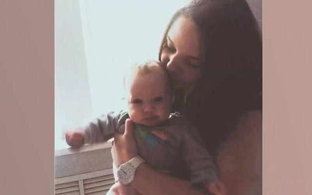 「超级宝妈」把女儿“遗忘”在家，单亲妈妈出门狂欢，后果难以接受