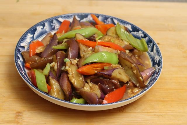 烧茄子时，不要先放油炒，大厨教你一招，茄子不发黑不吸油