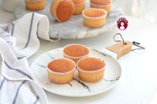 下饭神器杏仁味海绵杯子蛋糕，拌饭还能吃三碗