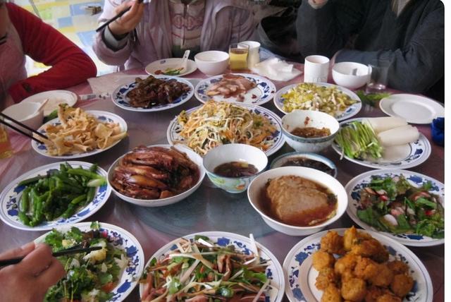 婆婆生日，我忙一上午做了一桌菜，出去吃饭时，我直接把桌子掀了