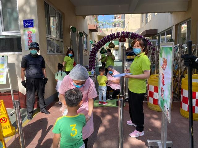 你的育儿经|天桥工人新村南村园门口,街道办、民警与老师们共同迎接孩子归来