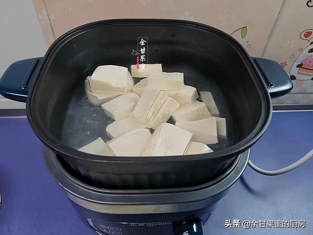 番茄金针菇烧豆腐，成本不到8块钱，热乎乎上桌，暖胃又下饭