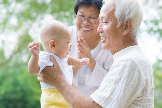 【超级宝妈】为什么你的孩子，却不跟你亲？专家：要做到这些，光给钱可不行