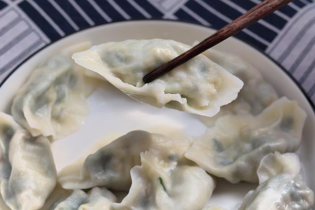 天一冷就馋热腾腾的饺子，这两种素菜做馅料，比肉馅还好吃