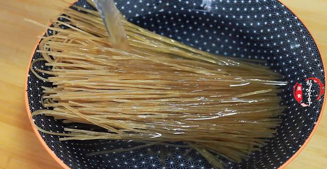 白菜炖豆腐最忌直接下锅，老保姆教我正确做法，上桌连汤汁都不剩