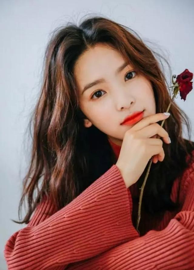 最时尚章若楠果然是甜甜的街拍女孩，针织上衣配短裙，美丽笑容甜到心