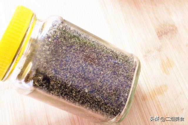 把黑芝麻和白芝麻下锅炒一炒，太香了，每天吃2勺，营养还美味