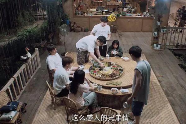 资讯早知道|《向往4》迎来最“大胆”嘉宾直接把手机放在饭桌上却无人敢说她