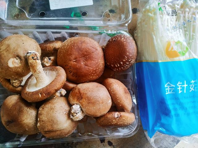 天气越来越冷，吃腻了羊肉汤，不妨试试它，价格便宜，人人吃得起