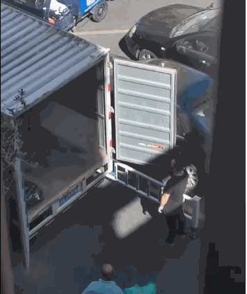 据搬家工人介绍,这个小区有不少人搬走,就连小区保安都告诉自己,