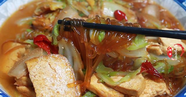 白菜炖豆腐最忌直接下锅，老保姆教我正确做法，上桌连汤汁都不剩