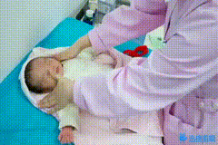 「超级宝妈」如何减少宝宝吐奶？如何给宝宝做排气操？动图详解来了