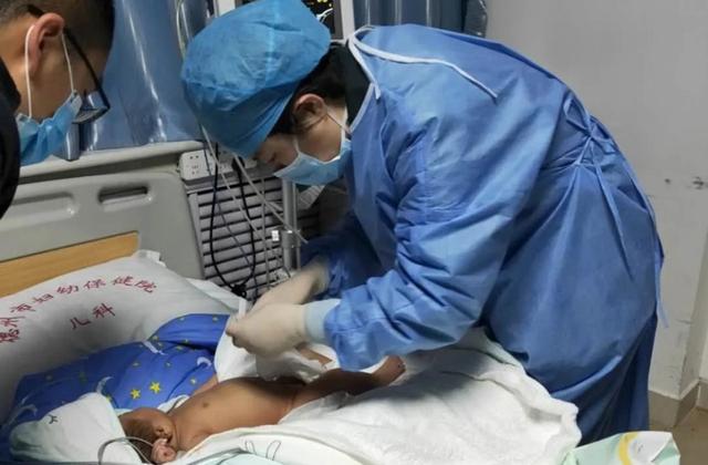 『你的育儿经』婴儿呛奶情况危急，德州市妇幼保健院与时间赛跑转危为安