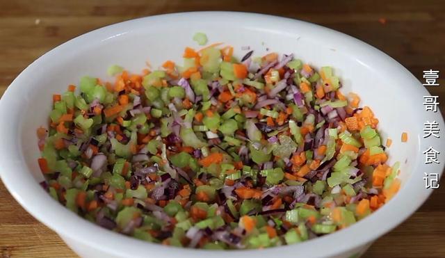 年夜饭洋葱这样做，比吃肉还香，营养又解馋，一大锅上桌就抢光