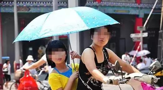超级宝妈|孩子不慎将脚夹在了车轮里,消防3分钟解救!