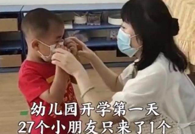“班上就来了俩孩子”，为啥到了冬天，幼儿园小班孩子少得可怜？