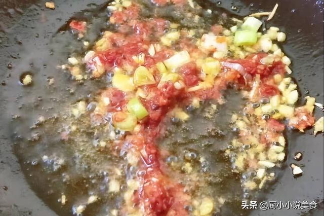 金针菇别再涮锅了！教你一个简单做法，脆嫩爽滑，我家一周吃5次