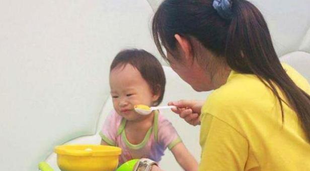你的育儿经@＂吃多的长得高＂，2岁宝宝被奶奶追着喂饭，爸妈在旁敢怒不敢言