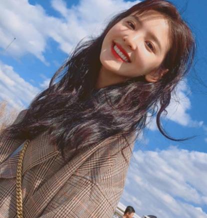 最时尚章若楠果然是甜甜的街拍女孩，针织上衣配短裙，美丽笑容甜到心