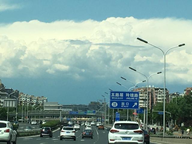 北京日报客户端雨后晴空,画卷展开!今天北京蓝天白云刷屏朋友圈