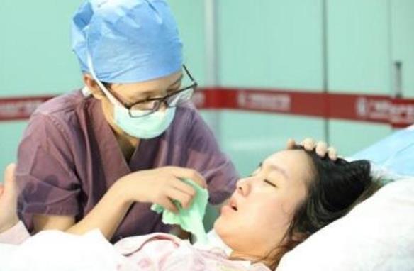 超级宝妈|“我的肚子还在动”，27岁产妇顺产双胞胎后大喊，医生检查出惊喜