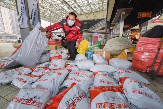 过年|年货热 成都荷花池快递小哥单量比旺季还多1000单