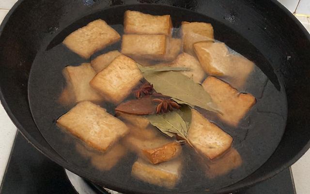 豆腐试试这种新吃法，干香有味，一口一块很过瘾，比炖汤还好吃