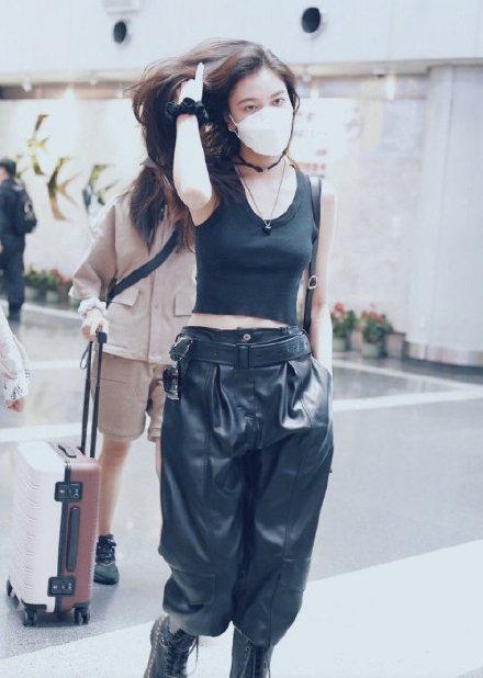 退场|杨幂宋妍霏BM风秀蚂蚁腰，6个半口红绕腰一圈，跟风先要接受挑战