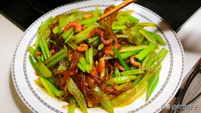 不管做什么炒粉条，可别泡软就炒，多加2步，粉条爽滑筋道又入味
