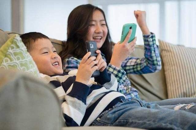 「超级宝妈」孩子玩手机上瘾是谁的错？学会这3招，让孩子心甘情愿放下手机