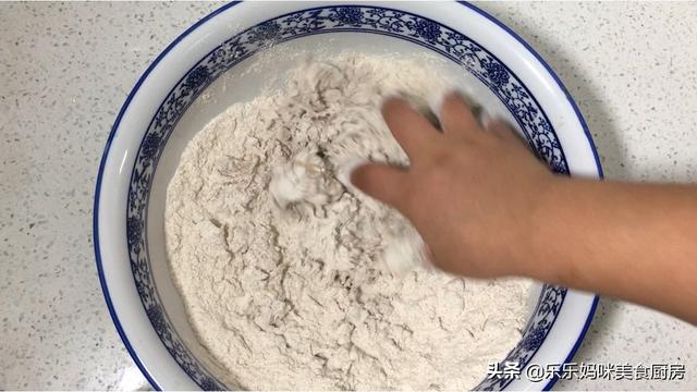 钟南山院士建议多吃粗粮，3种食材做黑全麦包子，暄软好吃又营养