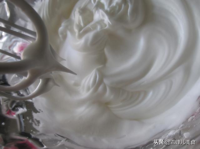 4个鸡蛋2颗草莓做出圣诞节美食，简单易做又好看孩子高兴的直跳