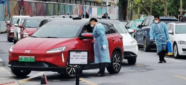观察者网▲车企迎复工首日：上海特斯拉派大巴运送员工入厂；小鹏汽车每人每日发两个口罩