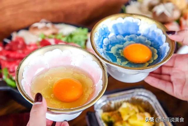 美国人敢吃1分熟牛排，日本人敢用生鸡蛋当蘸料，中国人：看我的