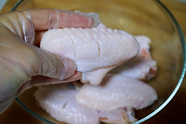 在家制作鸡翅麻辣香锅，食材丰富，营养更丰富，好吃到停不下来