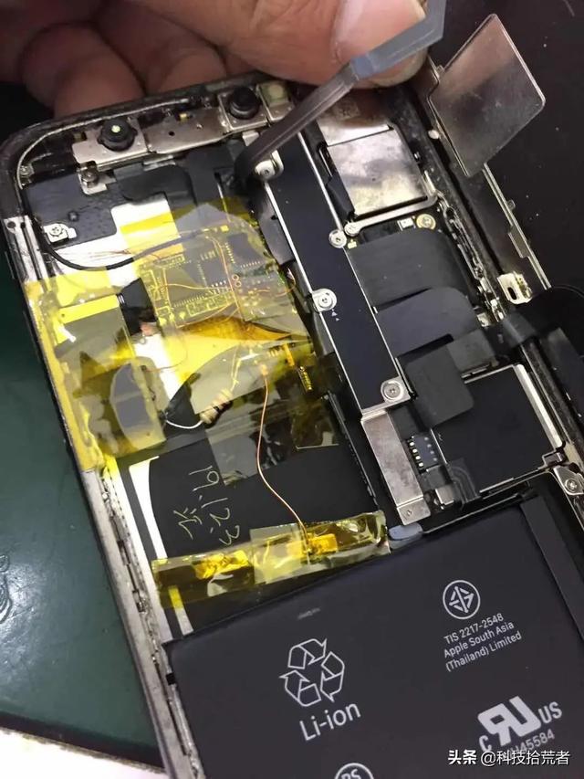 女子修iPhone竟发现手机里装了窃听器