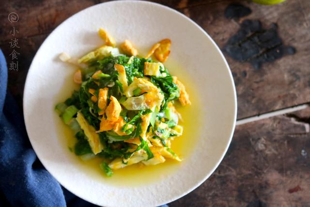 天冷，我家常这样炒白菜，出水少味道鲜，每回端上桌，孩子抢着吃