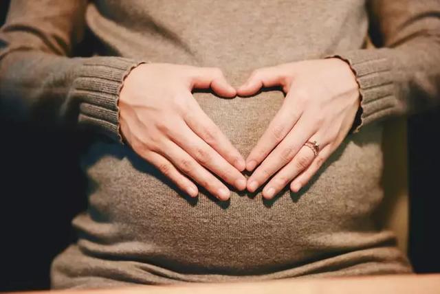 「超级宝妈」谁说孕妈妈不宜运动，舞蹈、瑜伽你想试试吗？