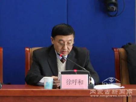 呼和浩特人,长期在政法系统工作,曾任公安厅纪委书记,自治区政法委副