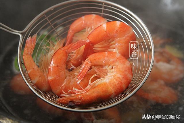 水煮虾时，冷水还是热水下锅？总有人弄错，难怪虾肉发柴不鲜嫩