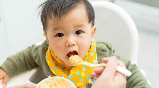「你的育儿经」宝宝吃辅食就干呕，原来是这么回事！