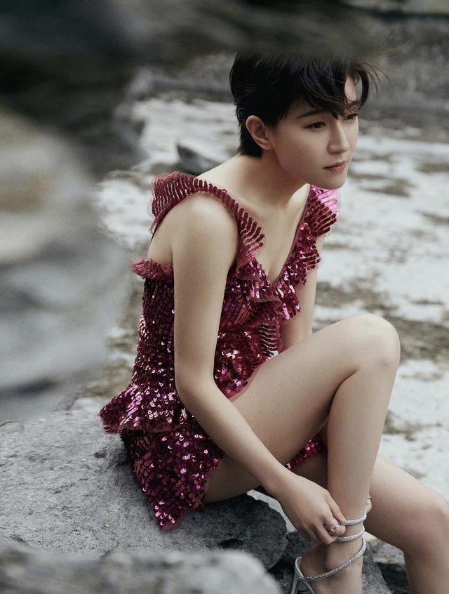 普拉达女王焦俊艳165身材真骨感,亮片连衣裙穿出高级感,配短发气场更强大