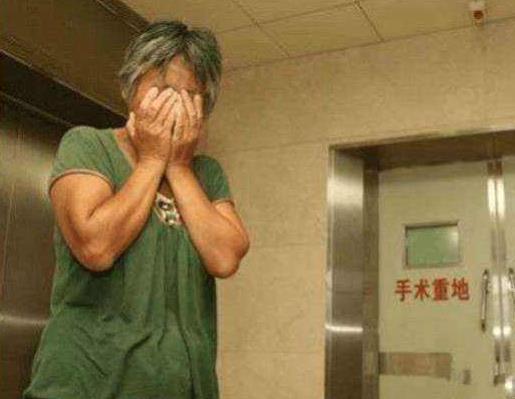 纯美小青年|女子怀孕11个月还没生,医生强行剖腹产,宝宝出生后家人哭成一片